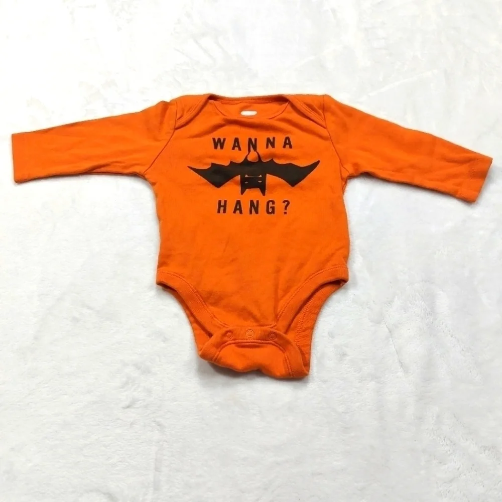 OLD NAVY ORANGE HALLOWEEN BAT WANNA HANG GENDER NEUTRAL BODYSUIT SIZE 3-6 MONTH